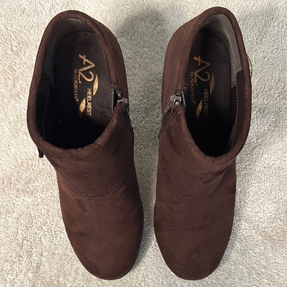 EUC A2 By Aerosoles Brown Ankle Boots with Gold Accents - Picture 3 of 8